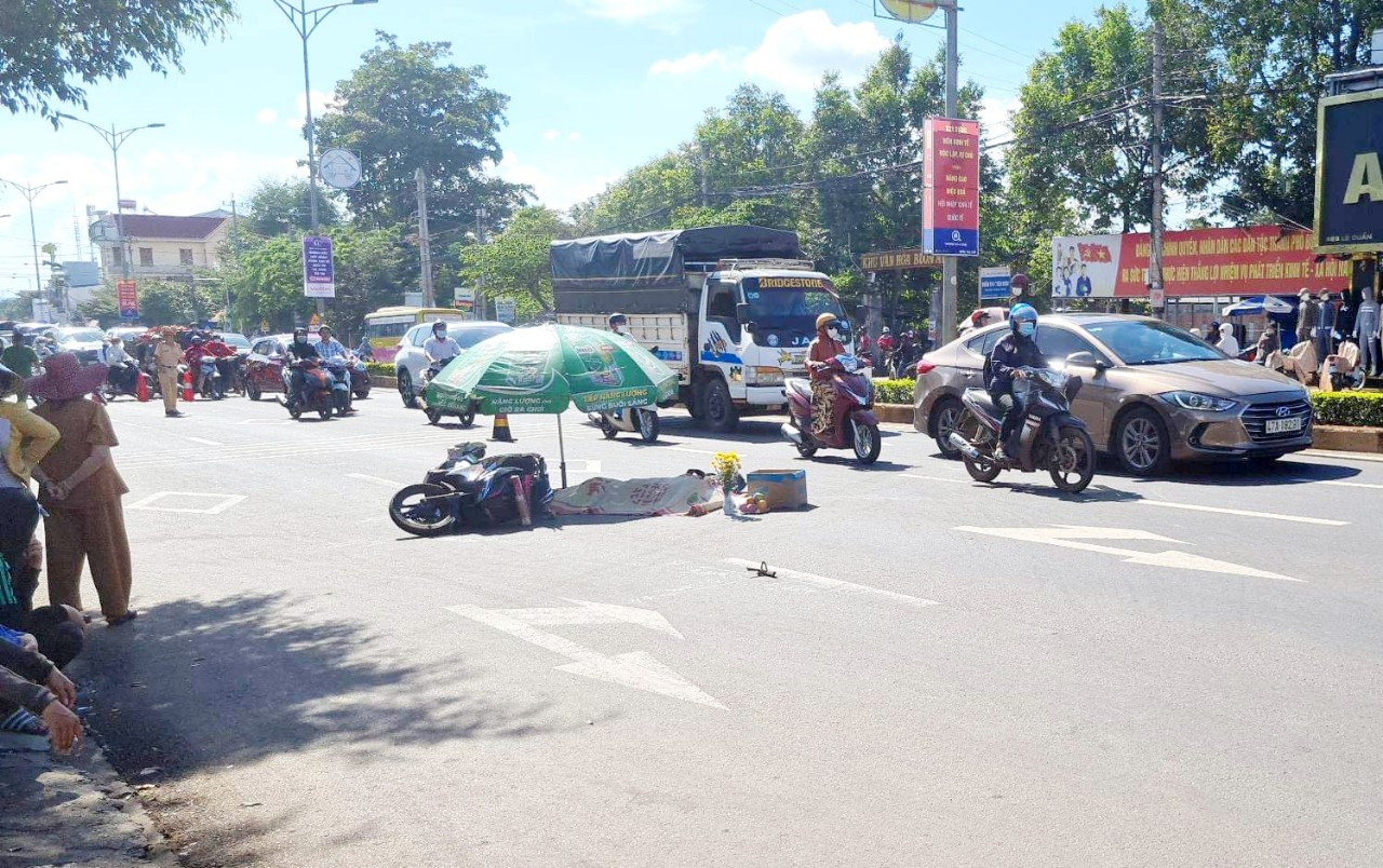 ​Nam sinh viên tử vong tại chỗ sau khi xảy ra va chạm với xe ben
