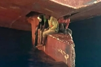 Ba người di cư sống sót sau khi đu bánh lái tàu dầu suốt 11 ngày