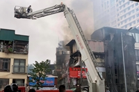 Cháy lớn bao trùm căn nhà 4 tầng ở phố Minh Khai