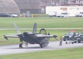 Máy bay tàng hình F-35B của Mỹ bất ngờ chúi mũi trên đường băng sau cú sập càng trước