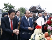 Chủ tịch nước Nguyễn Xuân Phúc dâng hoa, dâng hương tại Đền thờ gia tiên Bác Hồ