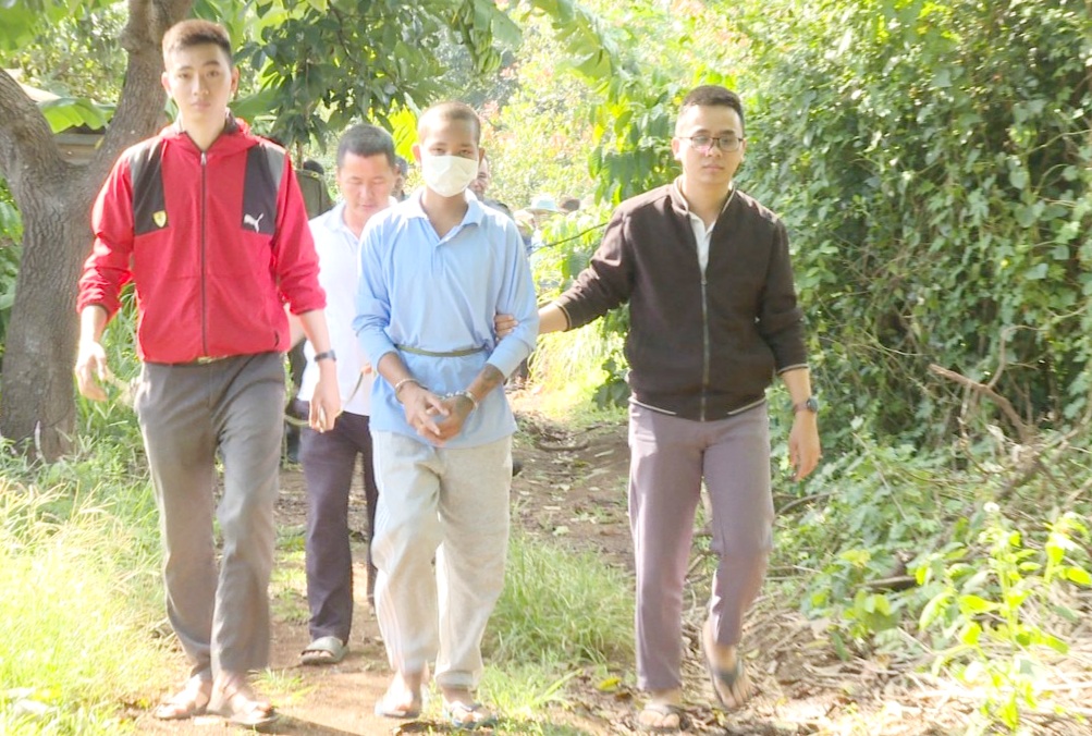 Thực nghiệm hiện trường vụ đối tượng giết chú họ trong rẫy ở Đắk Lắk