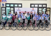Công đoàn, Chi đoàn VKSND TP Huế trao 10 chiếc xe đạp tặng học sinh nghèo