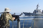 Tàu tuần tra Iran cố làm mù 2 chiến hạm Mỹ ở eo biển Hormuz