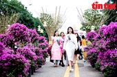 Hoa hậu Du lịch thế giới 2022 thưởng lãm hoa tại Lễ hội hoa Mê Linh