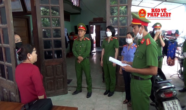 Khởi tố cặp mẹ con cho vay lãi nặng rồi bắt giữ người ép trả nợ