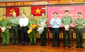 Khen thưởng lực lượng triệt phá đường dây đánh bạc hơn 1 000 tỉ đồng ở Đắk Lắk