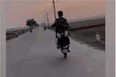 Xử phạt hai “trẻ trâu” quay clip bốc đầu xe máy đăng Facebook