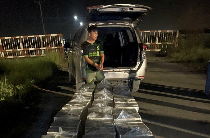 Tạm giữ kẻ vận chuyển hơn 15 000 gói thuốc lá lậu