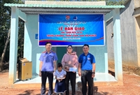 Đoàn thanh niên VKSND huyện Phú Riềng phối hợp trao tặng công trình “Nhà thanh niên”
