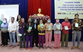 Tặng sổ BHXH, thẻ BHYT cho người có hoàn cảnh khó khăn tại Đà Nẵng và Quảng Nam