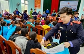 Chi đoàn VKSND tỉnh Thừa Thiên Huế tặng áo ấm và quà Tết học sinh nghèo