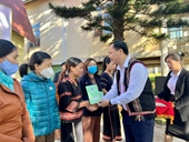 200 sổ BHXH và 800 thẻ BHYT được trao tặng đến người dân có hoàn cảnh khó khăn trên địa bàn tỉnh Gia Lai