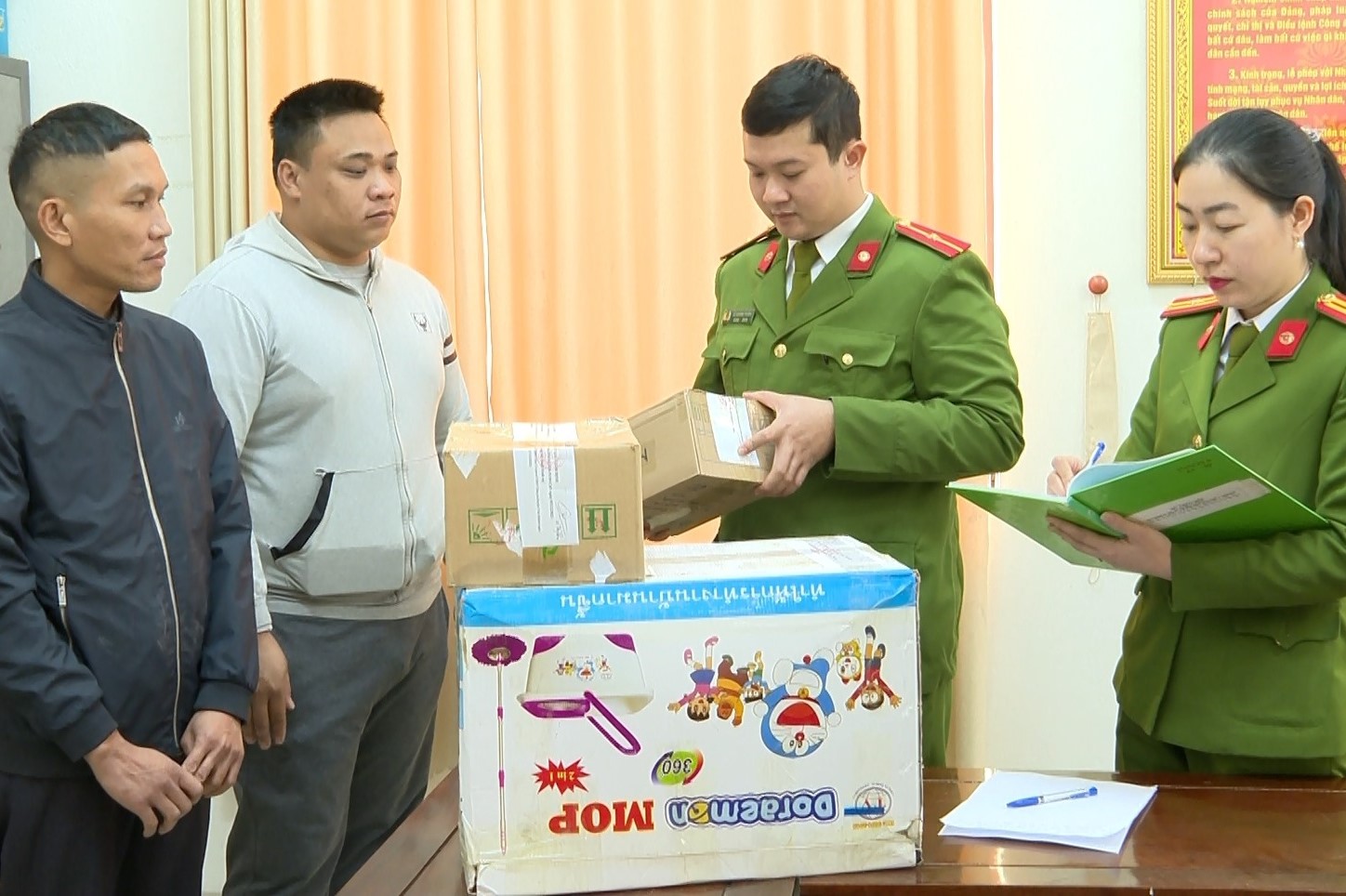 Phê chuẩn khởi tố 3 đối tượng buôn bán, tàng trữ pháo lậu