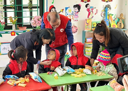 VKSND huyện Điện Biên trao yêu thương giúp trẻ em nghèo xã Phu Luông
