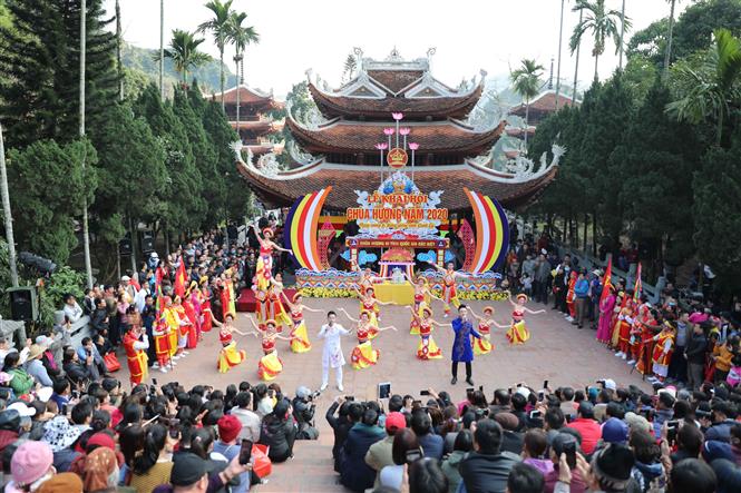 Cùng đón chào một sự kiện quan trọng trong năm 2024! Khai hội chùa Hương với những nghi thức truyền thống và sự đón chào của hàng ngàn phật tử sẽ là một trải nghiệm tuyệt vời cho bạn.