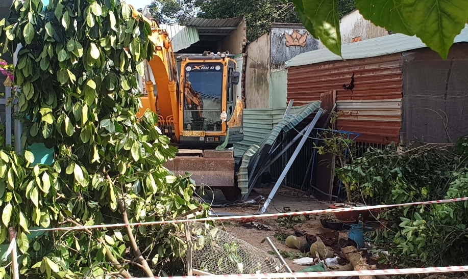 Nam thanh niên lái máy xúc phá sập 2 nhà dân