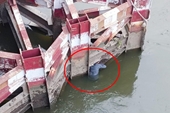 Giải cứu thanh niên để lại xe máy nhảy xuống sông Sài Gòn tự tử