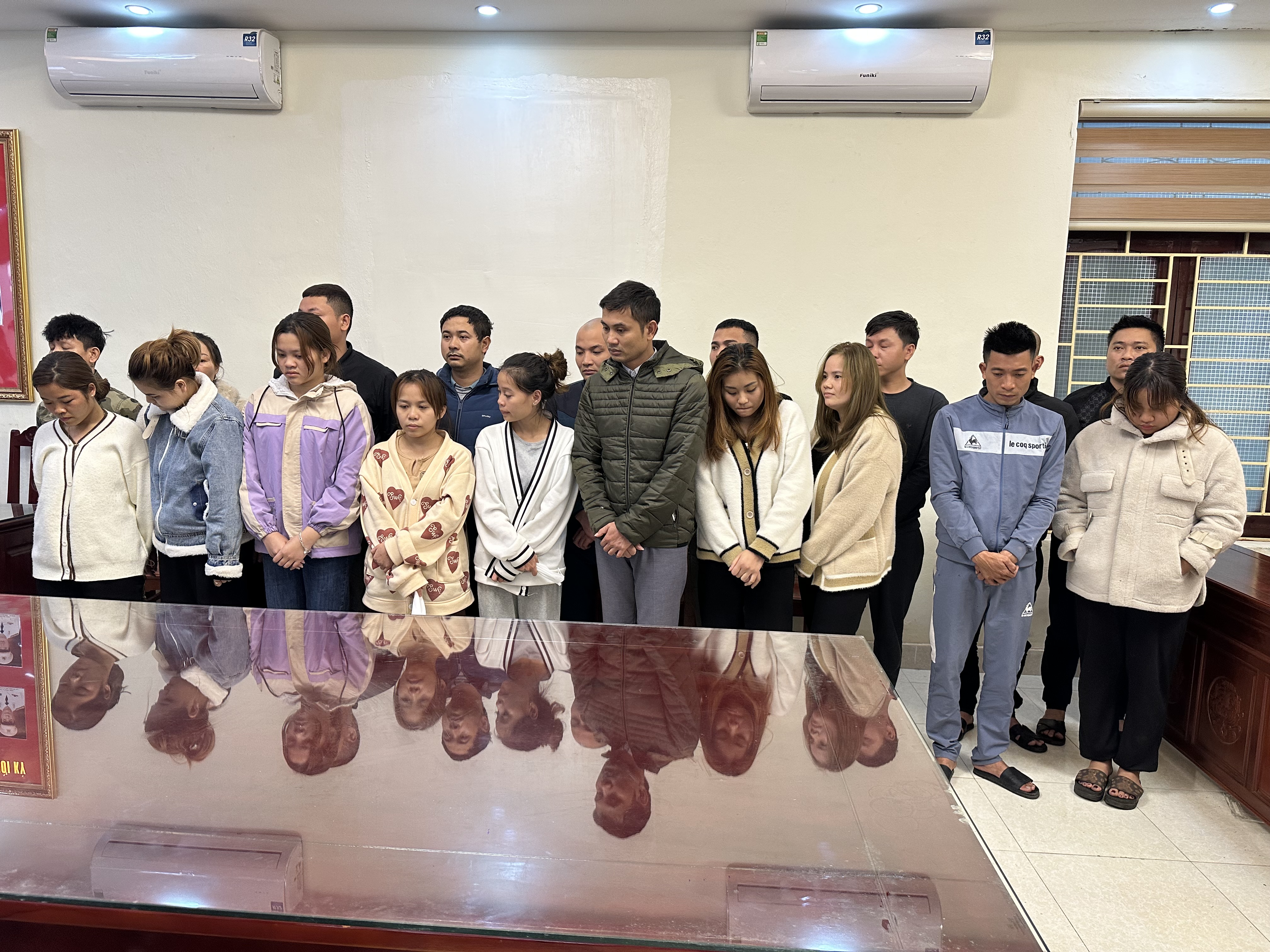 Bắt quả tang 19 đối tượng tổ chức sử dụng trái phép ma túy