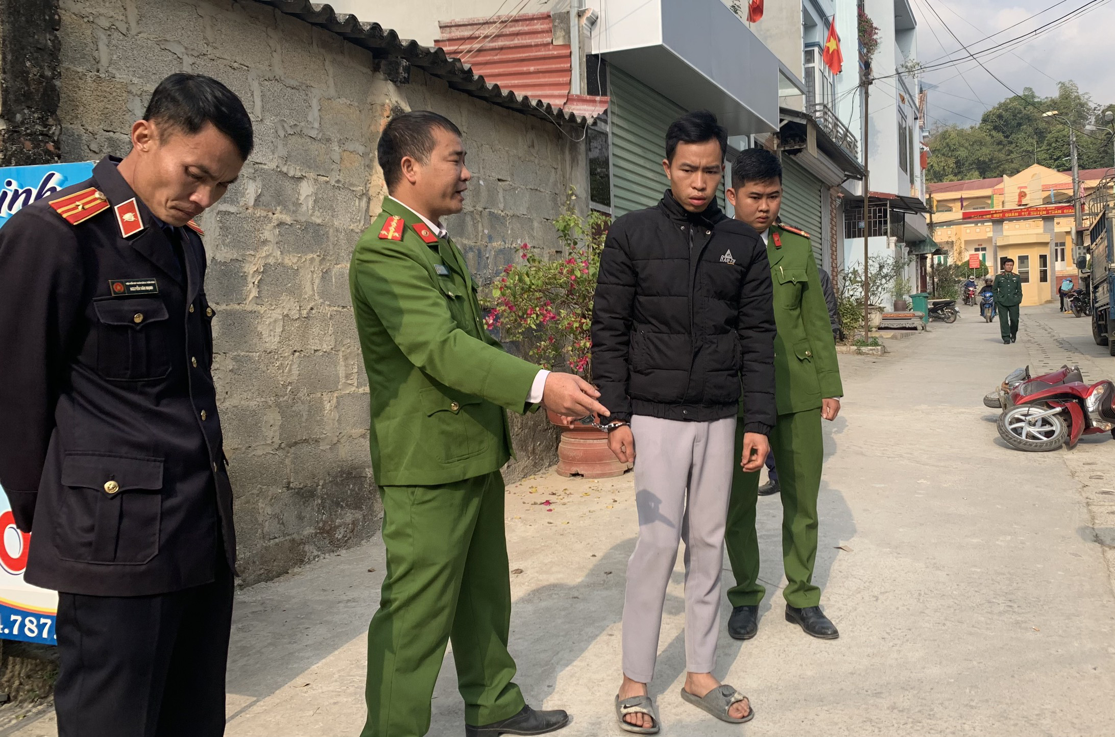 Vờ hỏi đường để cướp điện thoại