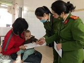 Phụ nữ Công an quận Hà Đông tặng quà bệnh nhân nghèo