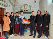Công đoàn VKSND huyện Đức Thọ nhận đỡ đầu cho học sinh có hoàn cảnh khó khăn
