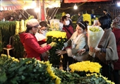 Nhộn nhịp chợ hoa đêm Quảng Bá những ngày cận Tết