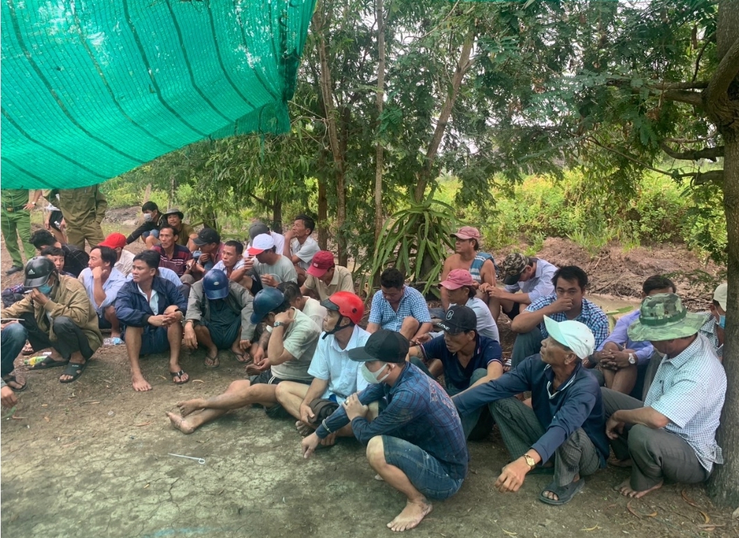 Cận Tết, 2 người nuôi tôm đứng ra tổ chức đá gà ăn tiền