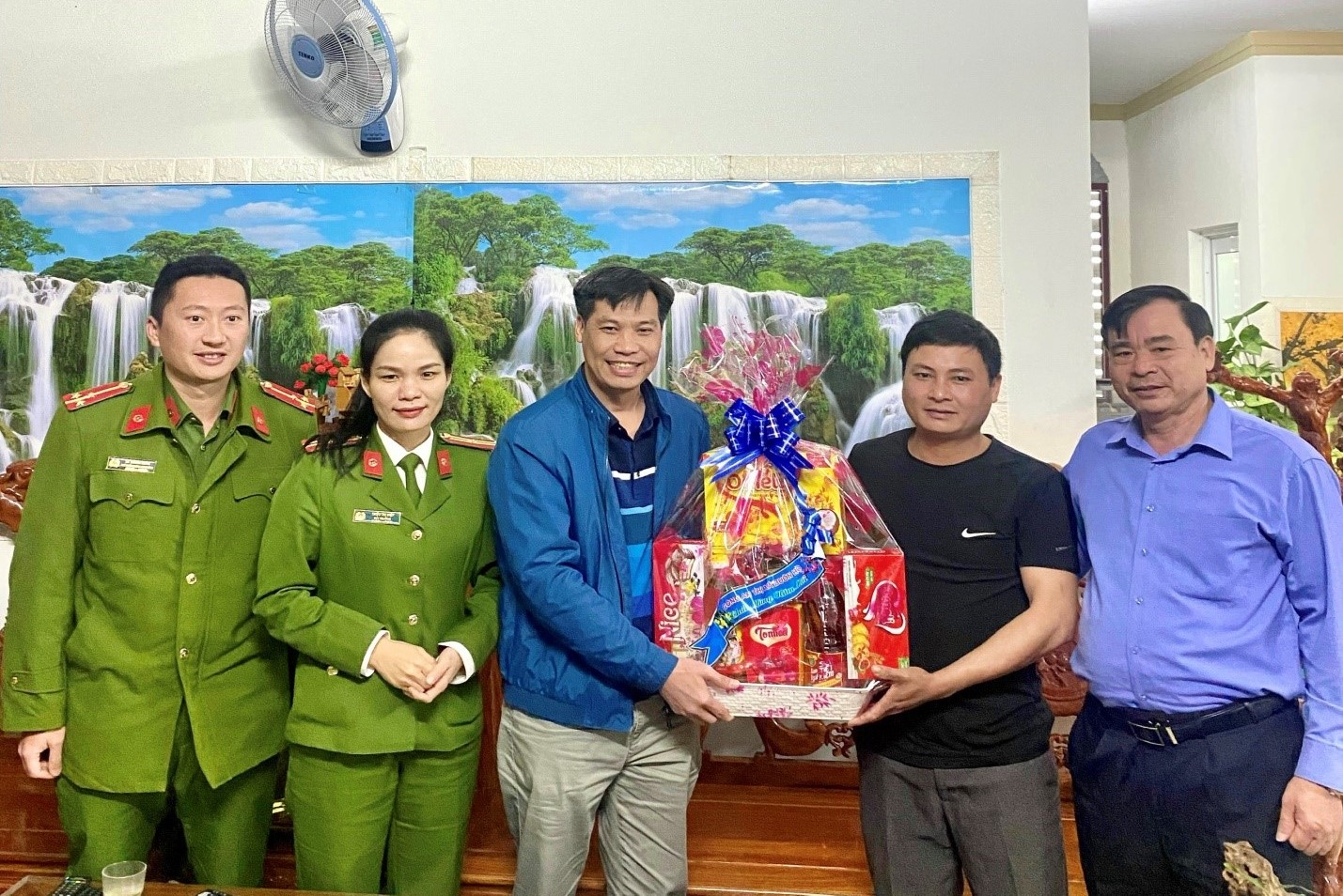 Viện kiểm sát phối hợp tặng quà người chấp hành xong hình phạt tù