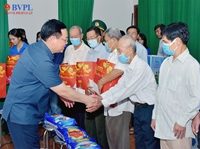 Chủ tịch Quốc hội Vương Đình Huệ thăm, tặng quà Tết tại tỉnh An Giang