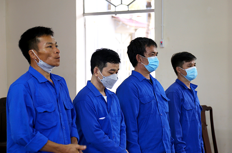 Hơn 30 năm tù cho nhóm sản xuất xăng giả