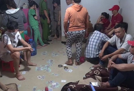 Triệt xóa ổ bạc trong căn nhà thuê, tạm giữ gần 600 triệu đồng