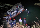 Cảnh sát thông tin về cuộc trục vớt xe ô tô rơi xuống sông Đà