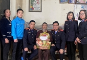VKSND thành phố Vĩnh Yên trao quà Tết tặng các gia đình khó khăn