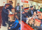 VKSND huyện Nghi Lộc tặng quà Tết cho người dân nghèo