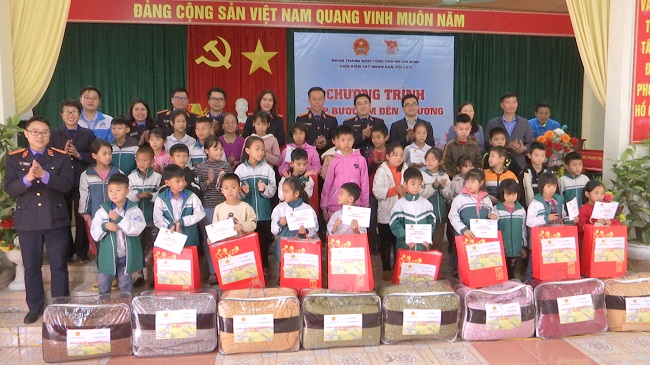 Đoàn TNCS Hồ Chí Minh VKSND tối cao thực hiện chương trình “Tiếp bước em đến trường”