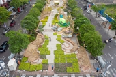 Công nhân tất bật trang trí đường hoa Nguyễn Huệ kịp giờ khai mạc