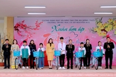 VKSND thị xã Đông Triều tặng quà các em học sinh có hoàn cảnh khó khăn