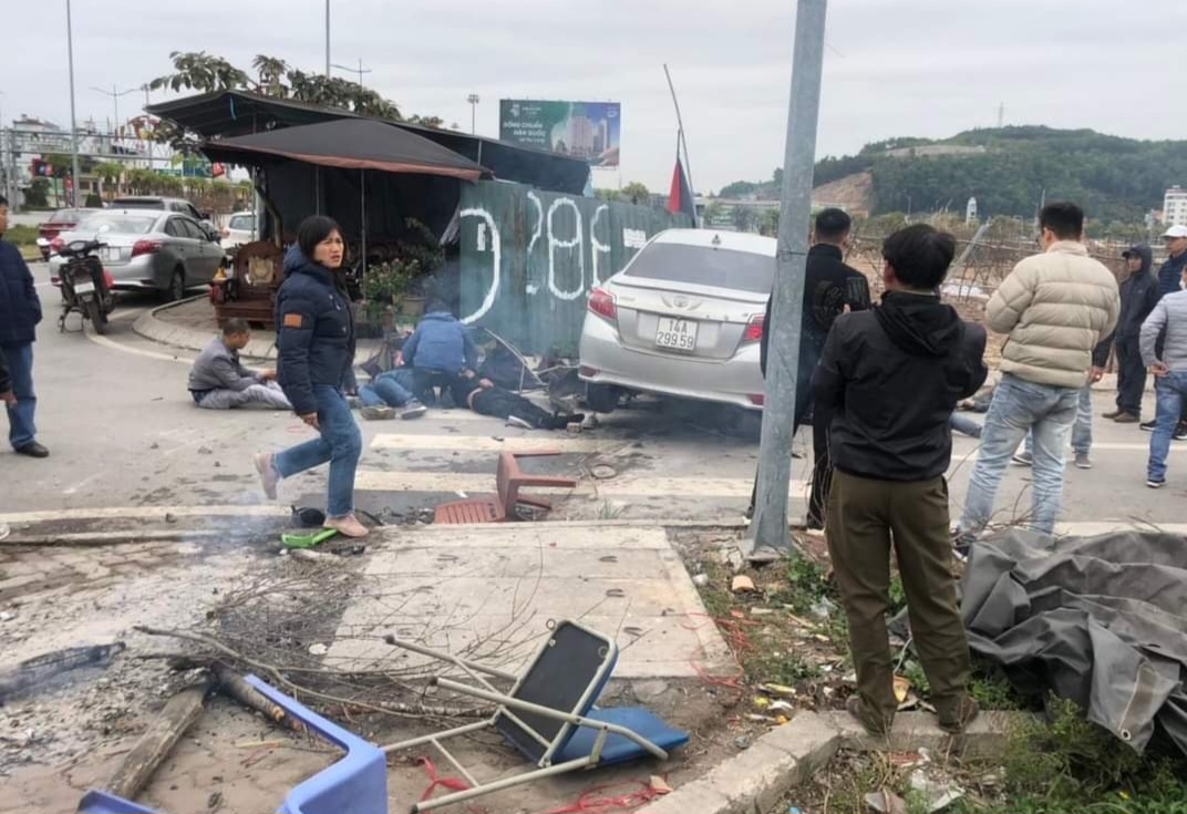 Lái xe ô tô đâm vào nhóm người đang sưởi ấm trên vỉa hè