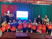 VKSND huyện Lộc Hà trao quà Tết cho học sinh có hoàn cảnh khó khăn