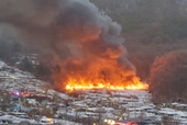 Khu ổ chuột gần trung tâm thủ đô Seoul Hàn Quốc , cháy ngùn ngụt