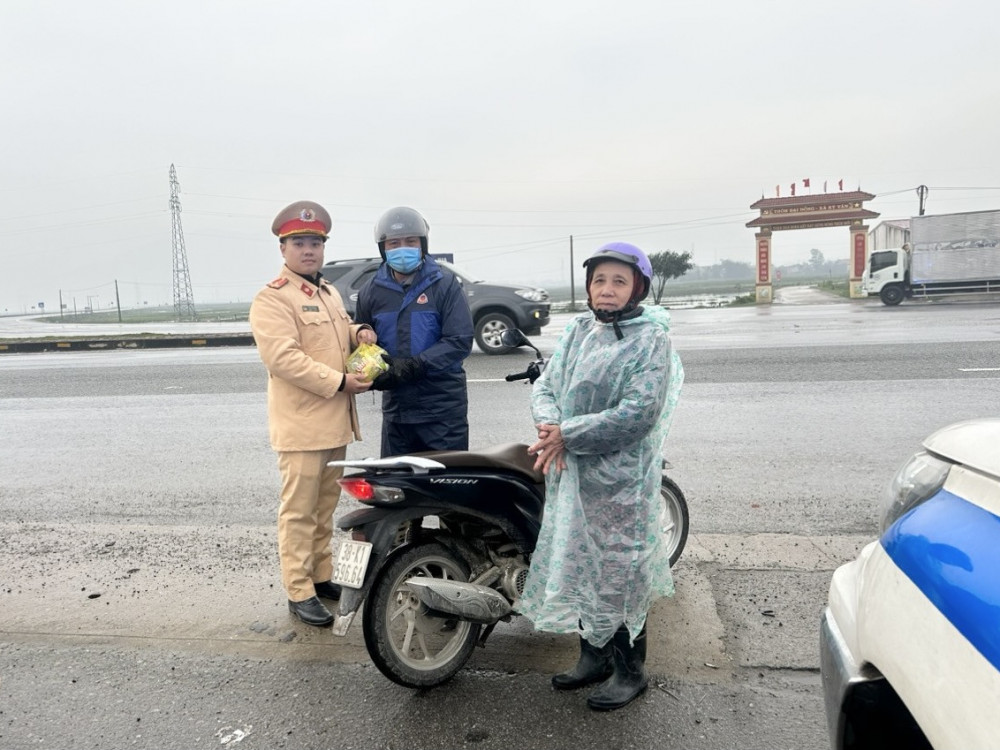 Hành động đẹp của CSGT Công an Hà Tĩnh ngày cận Tết
