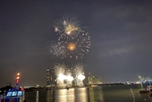 Pháo hoa rực rỡ trên bầu trời TP Hồ Chí Minh chào đón năm mới Quý Mão 2023