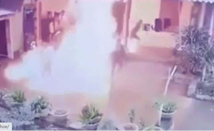 Không dọn nhà ngày Tết, em tẩm xăng đốt anh trai tử vong