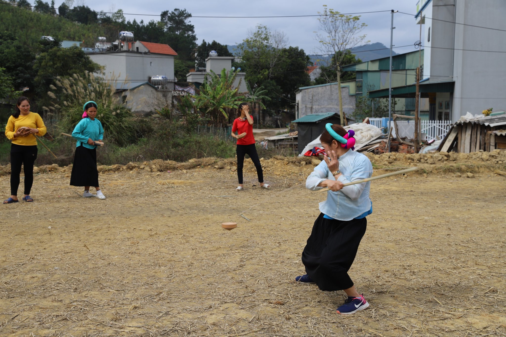 Độc đáo trò đánh quay tại huyện biên giới Bình Liêu