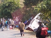 Xe khách chở 53 người lật trên đèo Cón, nhiều người bị thương