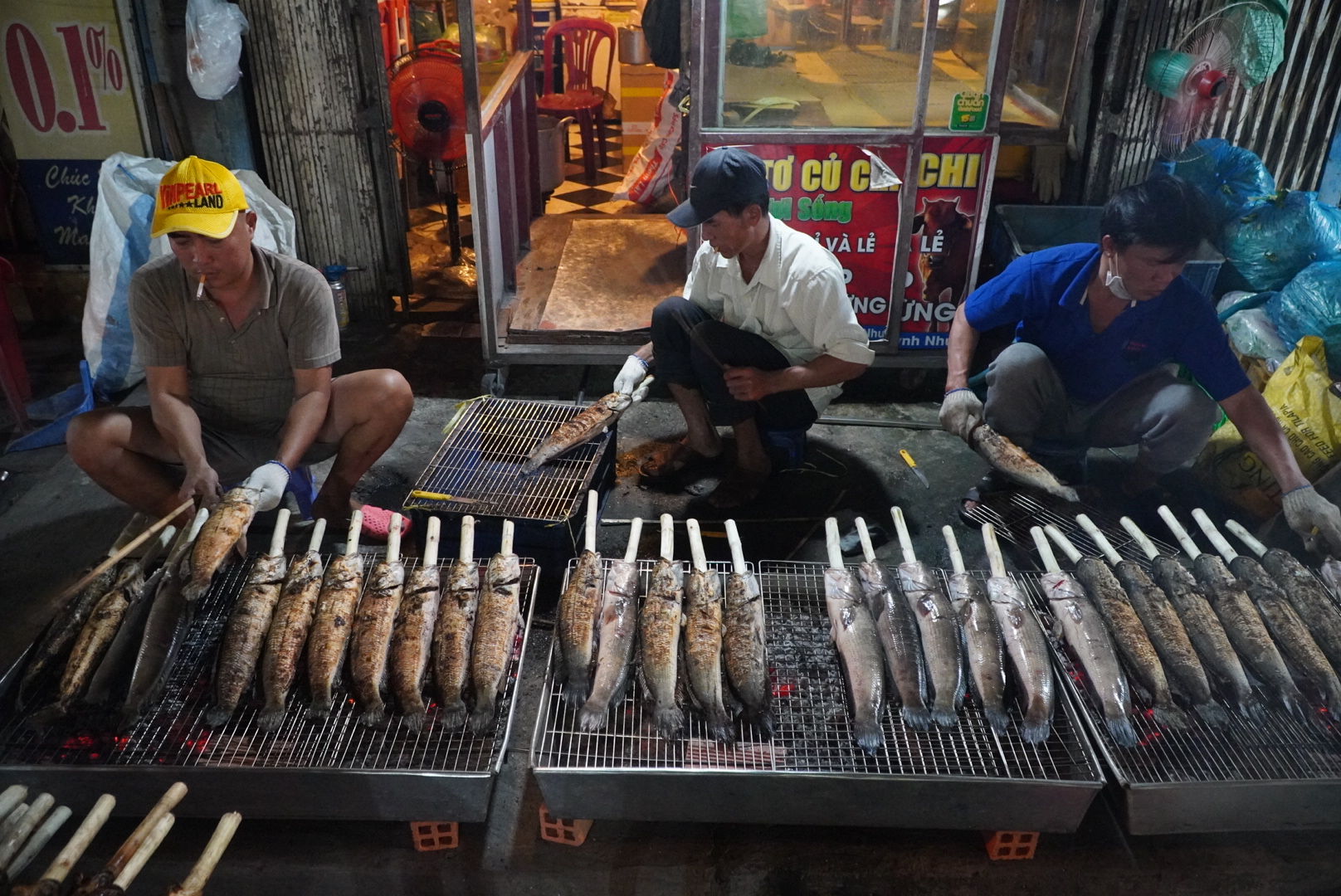 Thức trắng đêm nướng cá lóc phục vụ người dân trong ngày vía Thần Tài