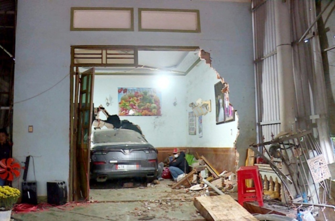 Thông tin mới vụ xe ô tô lao vào tông chết chủ nhà đang nằm ngủ