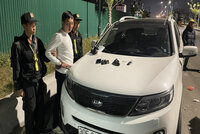 Kiểm tra xe ô tô, phát hiện đối tượng tàng trữ súng và ma túy