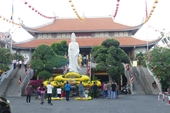 Hàng nghìn người dân TP HCM đi chùa ngày rằm tháng giêng